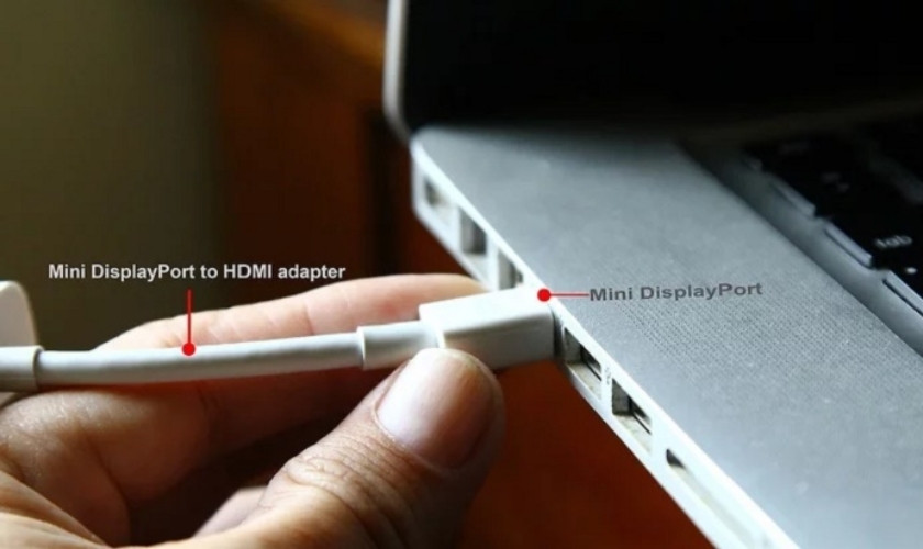 Cắm đầu cáp Mini DisplayPort vào Macbook