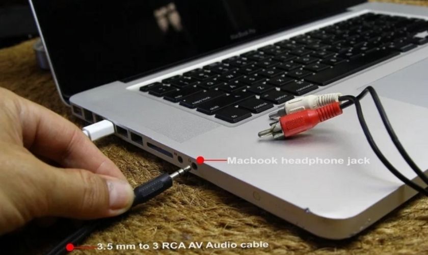 Kết nối Macbook với tivi bằng dây cáp 